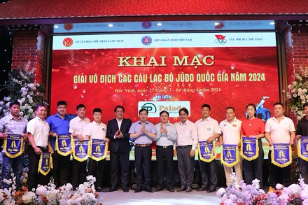 Ban Tổ chức trao Cờ lưu niệm tặng các Câu lạc bộ tham dự.