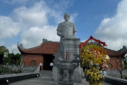 Tượng đài đồng chí Lê Quang Đạo tại thành phố Từ Sơn.