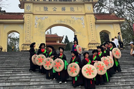 Các liền chị xúng xính trong áo mớ ba mớ bảy trẩy hội Lim.