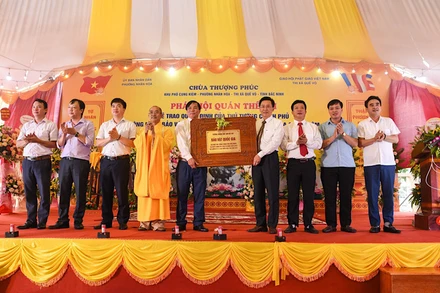 Lãnh đạo Sở Văn hóa, Thể thao và Du lịch tỉnh Bắc Ninh trao Bằng công nhận Bảo vật quốc gia Tượng Quan Thế Âm ở chùa Cung Kiệm.