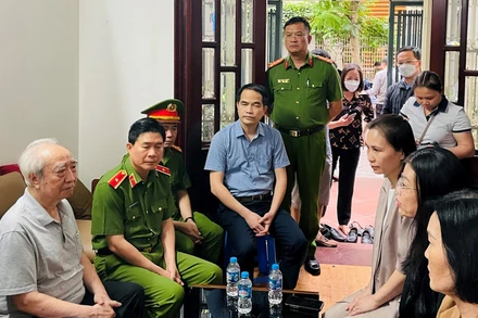 Lãnh đạo Sở Lao động- Thương binh và Xã hội Hà Nội chia sẻ, động viên với thân nhân các nạn nhân vụ cháy.