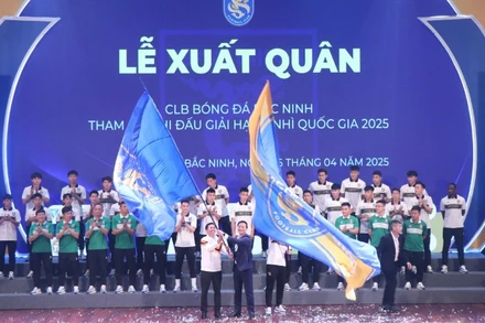 Chủ tịch Ủy ban nhân dân tỉnh Bắc Ninh Vương Quốc Tuấn trao cờ cho đội bóng Bắc Ninh FC xuất quân tham gia tranh tài tại Giải Bóng đá hạng Nhì Quốc gia 2025.