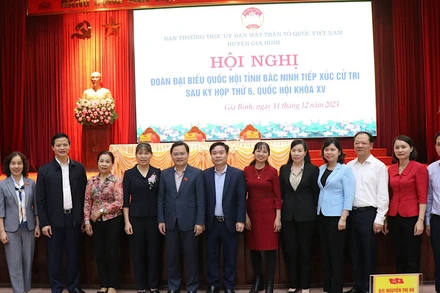Bí thư tỉnh ủy Bắc Ninh cùng các đại biểu Quốc hội tỉnh tiếp xúc cử tri tại huyện Gia Bình.