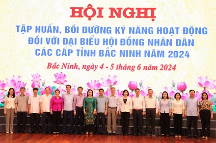 Ban Tổ chức và các đại biểu tham dự chụp ảnh lưu niệm.