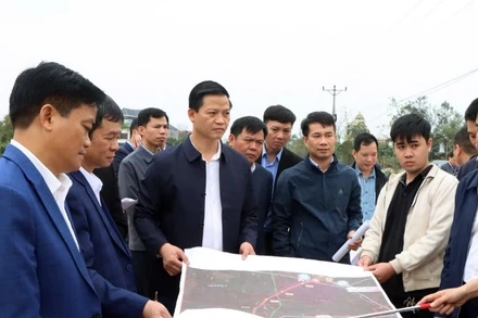 Đồng chí Vương Quốc Tuấn, Chủ tịch Ủy ban nhân dân tỉnh Bắc Ninh (thứ ba từ trái sang) kiểm tra tiến độ dự án tại thị xã Thuận Thành.