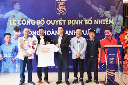 Huấn luyện viên Hoàng Anh Tuấn nhận áo Huấn luyện viên trưởng tại Câu lạc bộ Bóng đá Bắc Ninh.