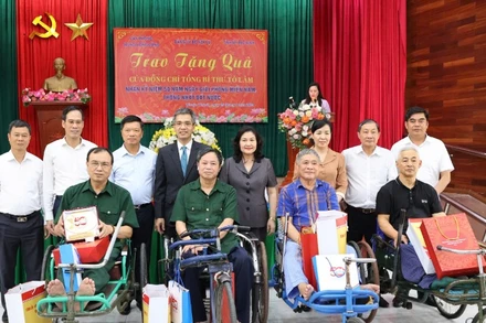 Đoàn công tác Văn phòng Trung ương Đảng đến thăm và trao quà của Tổng Bí thư Tô Lâm tặng Trung tâm Điều dưỡng thương binh Thuận Thành, (thị xã Thuận Thành, tỉnh Bắc Ninh).