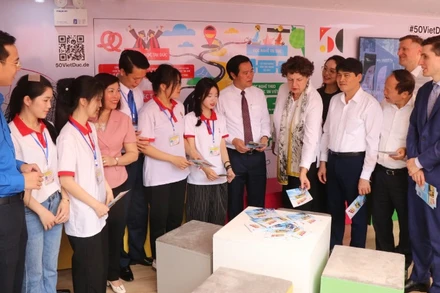 Các đại biểu tham quan "Chuyến xe hướng nghiệp" tại lễ khai mạc.