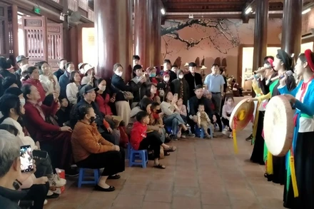 Du khách thưởng thức làn điệu Dân ca quan họ Bắc Ninh khi tham gia tour du lịch miễn phí.