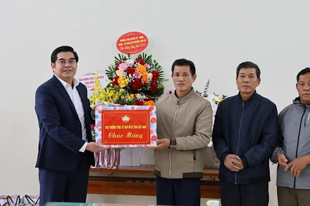 Mặt trận Tổ quốc tỉnh thăm, tặng quà tại giáo xứ Nam Viên, Lạc Vệ, Tiên Du.