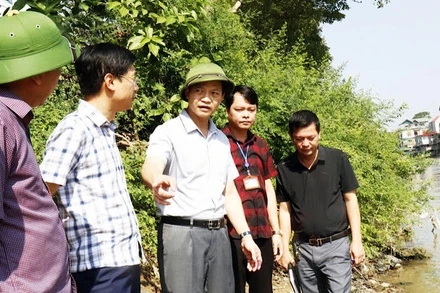 Lãnh đạo tỉnh Bắc Ninh kiểm tra hiện trường vụ sạt lở đê, chỉ đạo phương án khắc phục khẩn cấp sự cố.