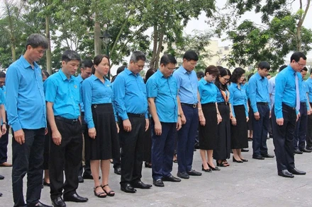 Đoàn đại biểu của Tổng Liên đoàn Lao động Việt Nam thành kính tưởng niệm đồng chí Hoàng Quốc Việt.