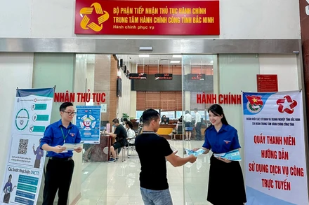 Hướng dẫn người dân làm thủ tục hành chính tại Trung tâm Hành chính công của tỉnh.
