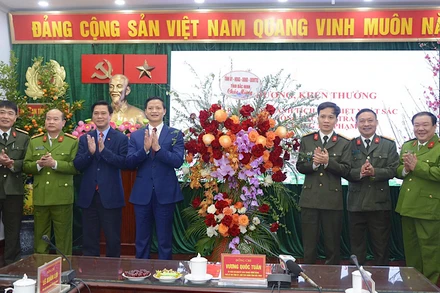 Lãnh đạo tỉnh Bắc Ninh tặng hoa, chúc mừng chiến công đặc biệt xuất sắc của cán bộ, chiến sĩ công an tỉnh.
