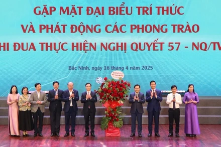 Lãnh đạo tỉnh Bắc Ninh đón nhận lẵng hoa chúc mừng từ đại diện các trí thức tham dự hội nghị trao tặng.
