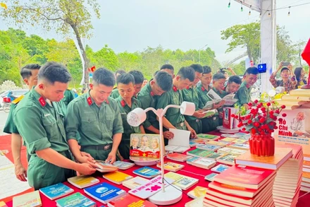 Đông đảo học sinh, đoàn viên thanh niên và người dân tham gia Lễ phát động và tham quan các gian trưng bày sách.