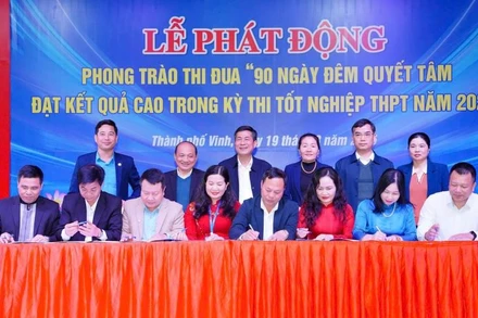 Lãnh đạo Liên đoàn Lao động tỉnh và Sở Giáo dục và Đào tạo chứng kiến lễ ký kết thực hiện phong trào của các nhà trường.