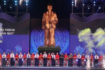 Tổng Bí thư Tô Lâm và các đại biểu thực hiện nghi thức cắt băng khánh thành Tượng “Bác Hồ về thăm quê”.