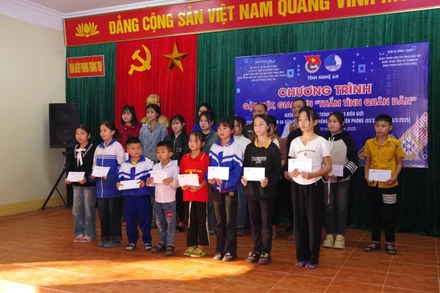 Ban tổ chức đã trao tặng 40 suất quà cho các em học sinh có hoàn cảnh khó khăn trị giá 40 triệu đồng.