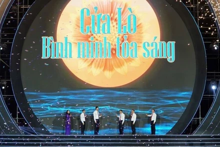 Lãnh đạo tỉnh Nghệ An kích hoạt biểu tượng khai mạc Lễ hội Du lịch Cửa Lò năm 2025.