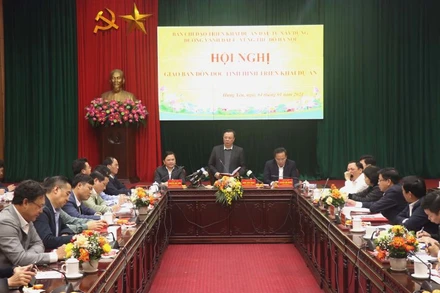 Đồng chí Đinh Tiến Dũng - Ủy viên Bộ Chính trị, Bí thư Thành ủy Hà Nội chủ trì Hội nghị giao ban đôn đốc tình hình triển khai dự án đường Vành đai 4-Vùng Thủ đô Hà Nội. 