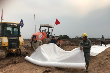 Đẩy nhanh tiến độ xây dựng đường song hành thuộc dự án đường Vành đai 4-Vùng Thủ đô Hà Nội trên địa bàn tỉnh Hưng Yên.