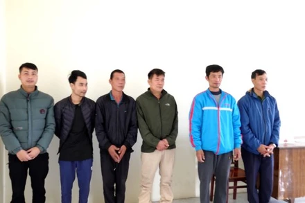 Các đối tượng đánh bạc tại cơ quan chức năng. 