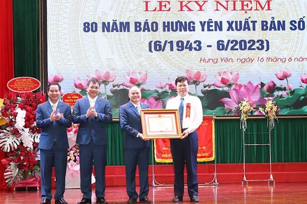 Phó Bí thư Thường trực Tỉnh ủy, Chủ tịch HĐND tỉnh Hưng Yên Trần Quốc Toản trao Bằng khen của Thủ tướng Chính phủ tặng Báo Hưng Yên.
