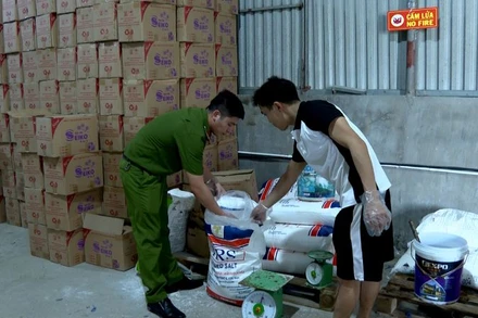 Lực lượng chức năng tỉnh Hưng Yên thu giữ nhiều vật chứng tại Công ty TNHH đầu tư thương mại và dịch vụ Tâm Trường An.