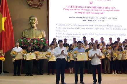 Lãnh đạo tỉnh Hưng Yên tặng bằng khen cho Phòng doanh nghiệp-kinh tế tập thể và tư nhân, Sở Kế hoạch và Đầu tư tỉnh Hưng Yên trong phong trào Thi đua yêu nước.