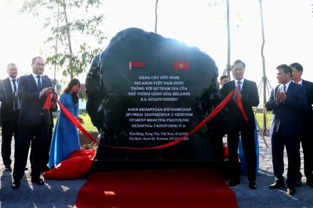 Thủ tướng Cộng hòa Belarus Roman Golovchenko và Đoàn đại biểu cấp cao Chính phủ Cộng hòa Belarus dự lễ trồng hàng cây hữu nghị Belarus-Việt Nam, tại khuôn viên Công ty Cổ phần xuất, nhập khẩu và chế biến thực phẩm Âu Việt, xã Chính Nghĩa, huyện Kim Động, tỉnh Hưng Yên.