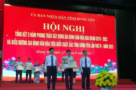 Lãnh đạo tỉnh Hưng Yên trao tặng Bằng khen cho các tập thể, cá nhân và các gia đình văn hóa tiêu biểu.