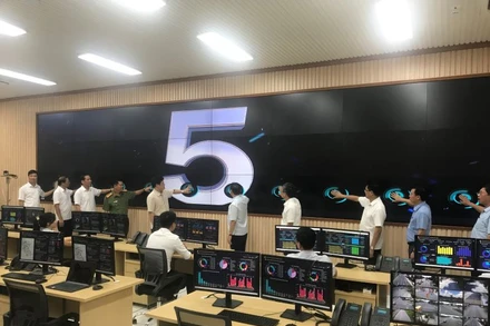 Lãnh đạo tỉnh Hưng Yên khai trương Trung tâm điều hành thông minh tỉnh Hưng Yên.
