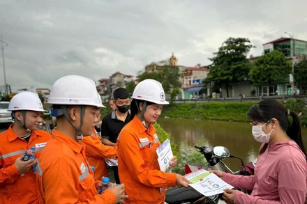 Nhân viên Công ty Điện lực Hưng Yên tuyên truyền Giờ Trái đất- sử dụng điện tiết kiệm. 