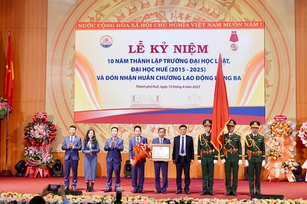 Đại học Luật (Đại học Huế) vinh dự đón nhận Huân chương Lao động hạng Ba.