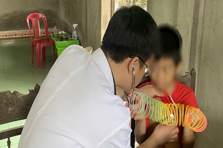 Bác sĩ của Bệnh viện Trung ương Huế đến nhà khám bệnh cho cháu N.V.T. 