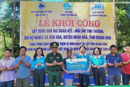 Trong 5 năm qua, Đồn Biên phòng Cửa khẩu quốc tế Cha Lo đã giúp xây dựng 15 nhà tình nghĩa, tổ chức tặng quà cho hơn 200 hộ nghèo và gia đình chính sách.