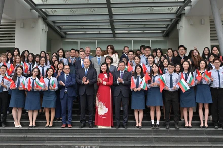 Tổng thống Bulgaria Rumen Radev cùng các đại biểu với sinh viên Học viện Ngoại giao.