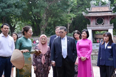 Chủ tịch Hạ viện Malaysia Tan Sri Dato’ Johari Bin Abdul và Phu nhân cùng Đoàn thăm Di tích quốc gia đặc biệt Văn Miếu-Quốc Tử Giám.