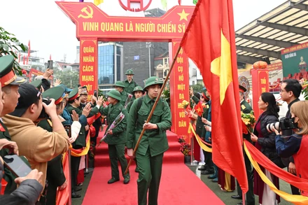 Các tân binh quận Đống Đa đi qua cổng vinh quang trong niềm tự hào.