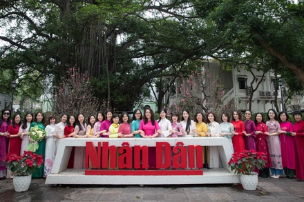 Nữ cán bộ, người lao động Báo Nhân Dân hưởng ứng “Tuần lễ áo dài”.