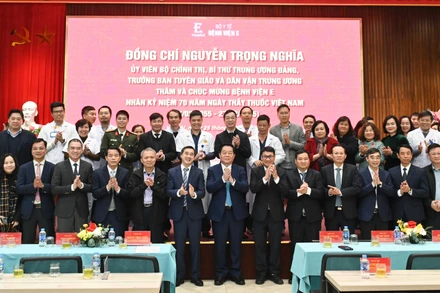 Trưởng Ban Tuyên giáo và Dân vận Trung ương Nguyễn Trọng Nghĩa với các y, bác sĩ, nhân viên y tế Bệnh viện E. 