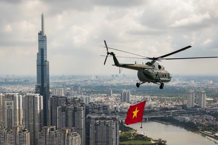 Trực thăng kéo cờ Tổ quốc bay qua tòa Landmark 81 khánh thành năm 2018, công trình này trở thành tòa tháp cao nhất Việt Nam, được xem là biểu tượng mới trong không gian đô thị và sự phát triển của Thành phố Hồ Chí Minh.