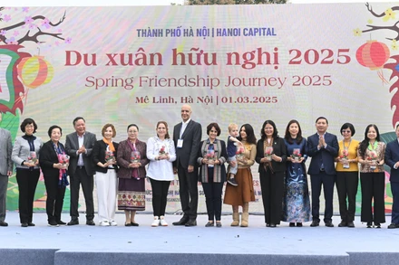 Những món quà là sản phẩm của Mê Linh gửi tặng các Đại sứ, phu nhân Đại sứ nhân ngày Quốc tế Phụ nữ 8/3.