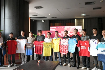 Các đội bóng tham gia giải giới thiệu áo đấu.