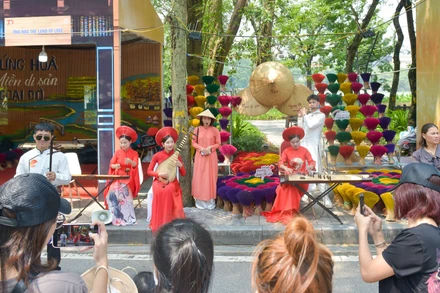 Không gian văn hóa " Ứng Hòa miền di sản ngoại ô" được trang trí, tạo hình bằng những bó hương nhiều mầu sắc kết hợp cùng âm nhạc truyền thống.