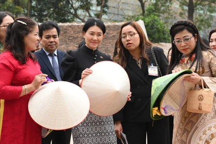 Phu nhân Thủ tướng Singapore và Việt Nam trải nghiệm không gian nón lá làng Chuông.