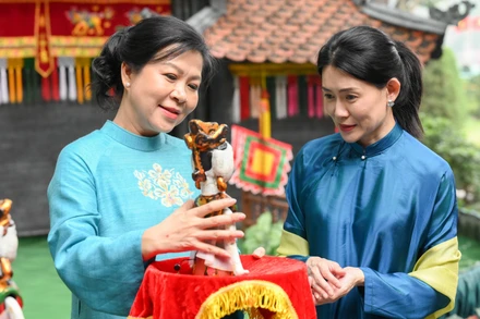 Phu nhân Tổng Bí thư Tô Lâm tặng Phu nhân Thủ tướng Singapore hai con rối hình cô tiên.