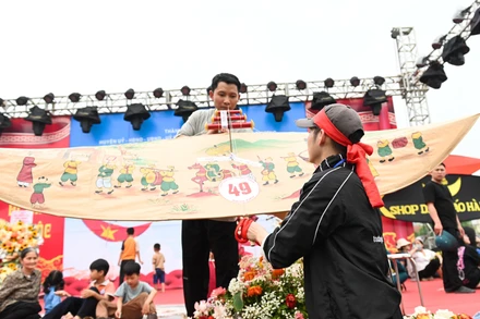 Con diều đủ tiêu chuẩn được đánh số thứ tự, chuẩn bị tham gia thi.