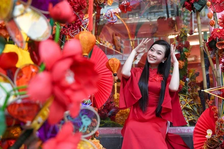 Phố Hàng Mã ngập tràn sắc đỏ, giới trẻ đổ xô đến "check in" trước thềm Tết Trung thu.